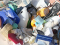 Plastik wyrzucony z morza na brzeg. Fot. John Schneider, źródło: http://www.flickr.com
